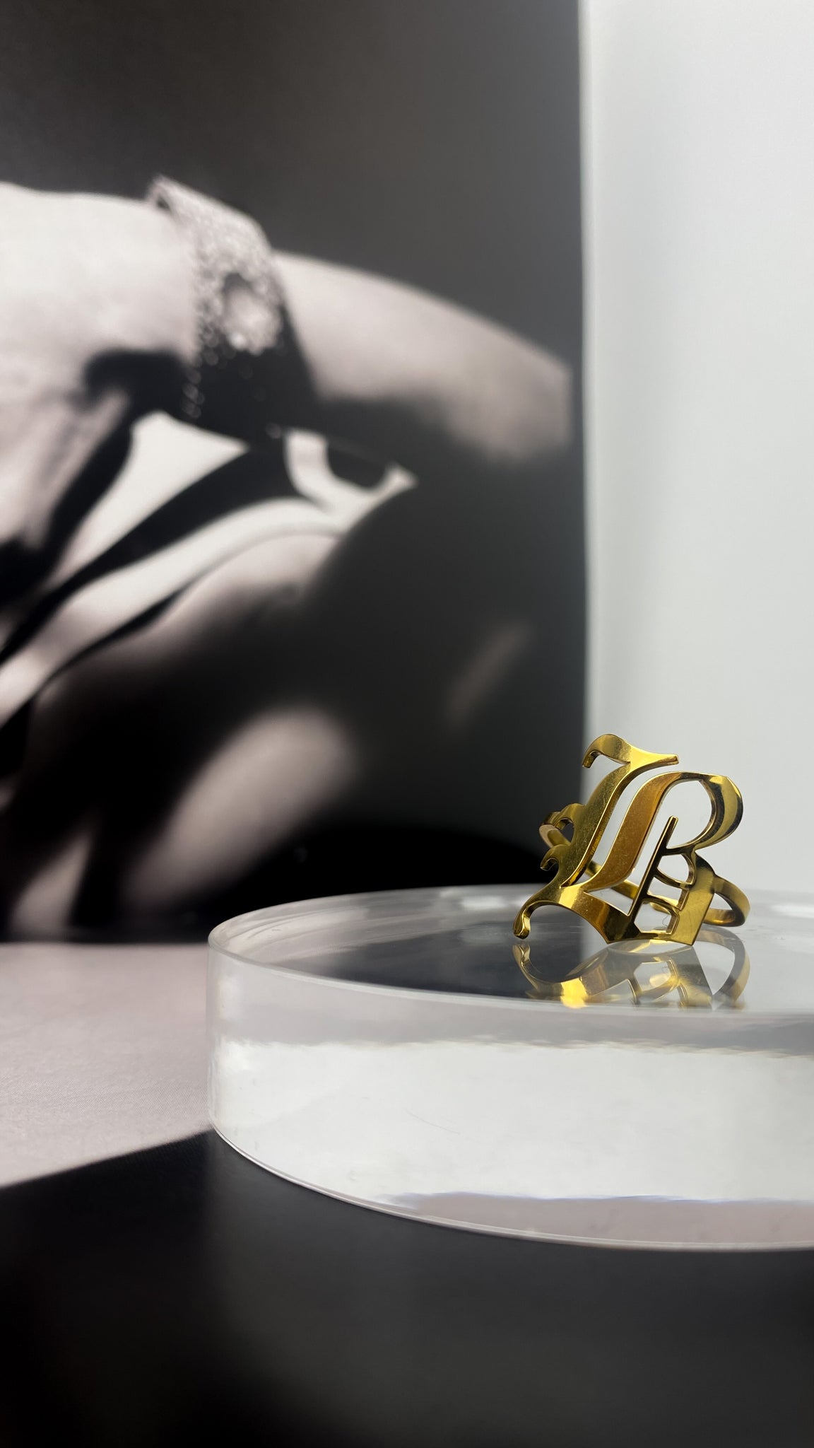 OLD ENGLISH ADJUSTABLE INITIAL WATER RESISTANT RING - GOLD